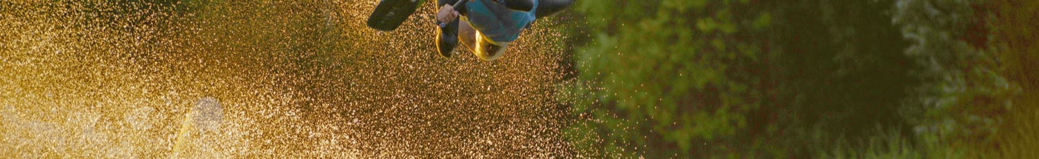 Mies wakeboard ilmalento vesi.